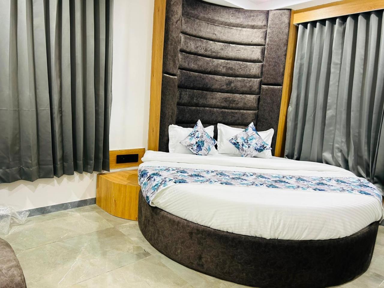 Hotel M Grand Ahmedabad Exterior foto