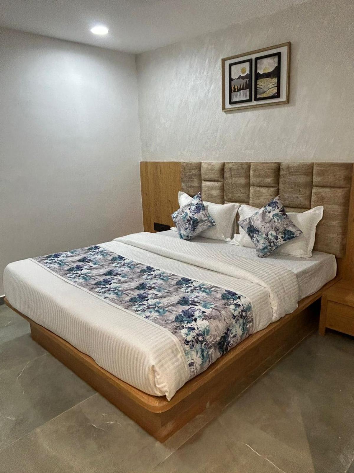 Hotel M Grand Ahmedabad Exterior foto